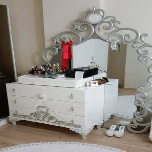Elegant White Vanity Set with Decorative Mirror and Storage Drawers